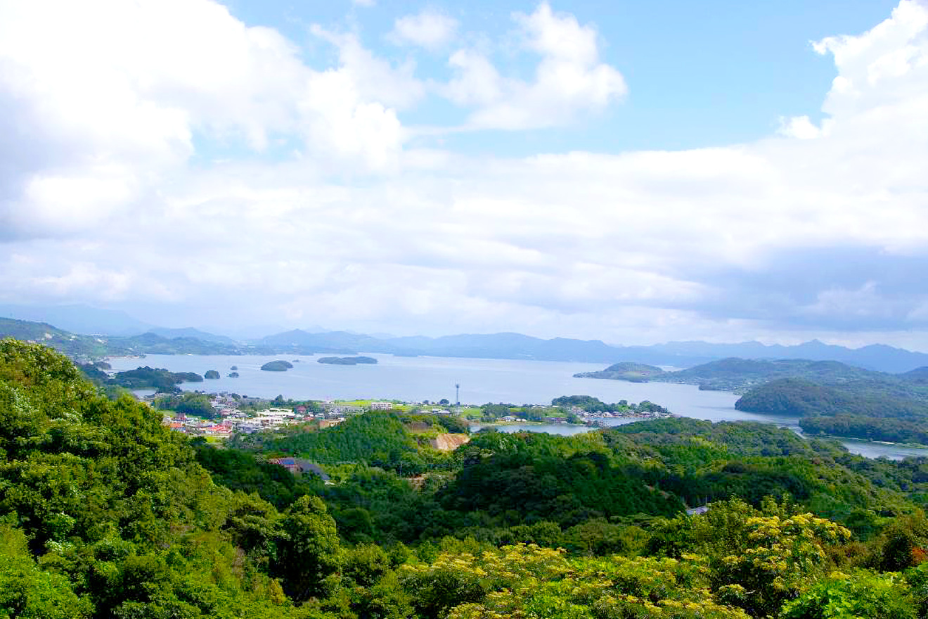長崎県西海市のリアス式海岸と大小の島々